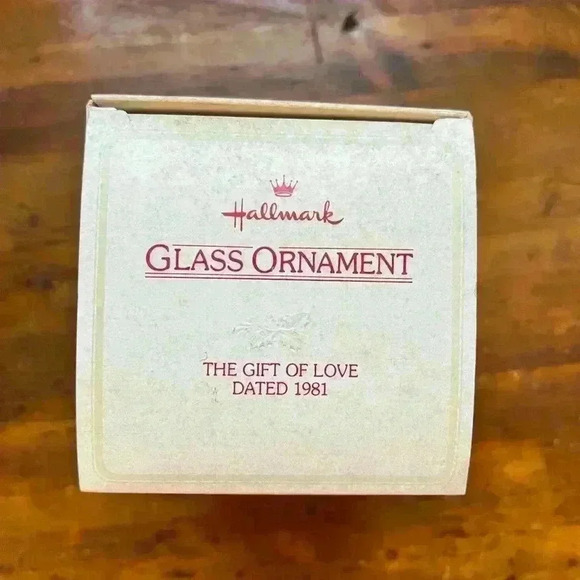 Hallmark vintage 1981 glass ornament “The Gift Of Love” - Picture 2 of 4